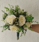 Buquê de Noiva Com Flores Artificiais Composto Por Rosas Brancas (Tom Marfim/Off-White) Para Cerimônias de Casamento - imagem 3