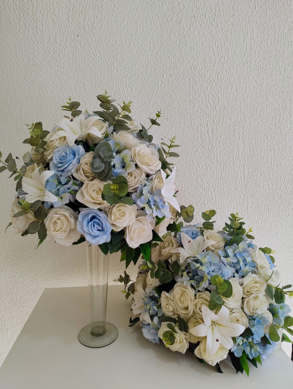 Arranjo Permanente de Flores Artificiais Azul Serenity E Branco E Folhagens Tamanho P  - Neide Locações pegue e Monte 