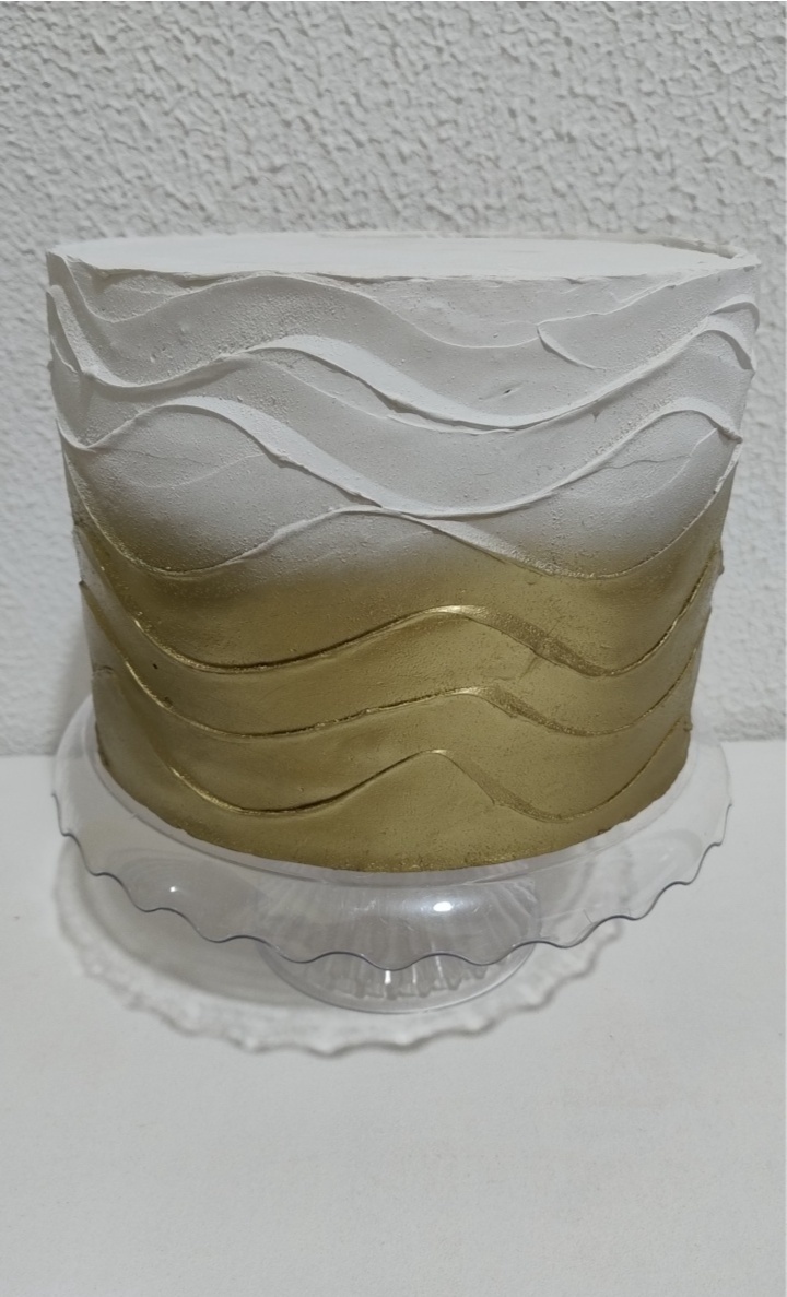 Bolo Cenográfico Elegante Branco E Dourado - Neide Locações pegue e Monte 