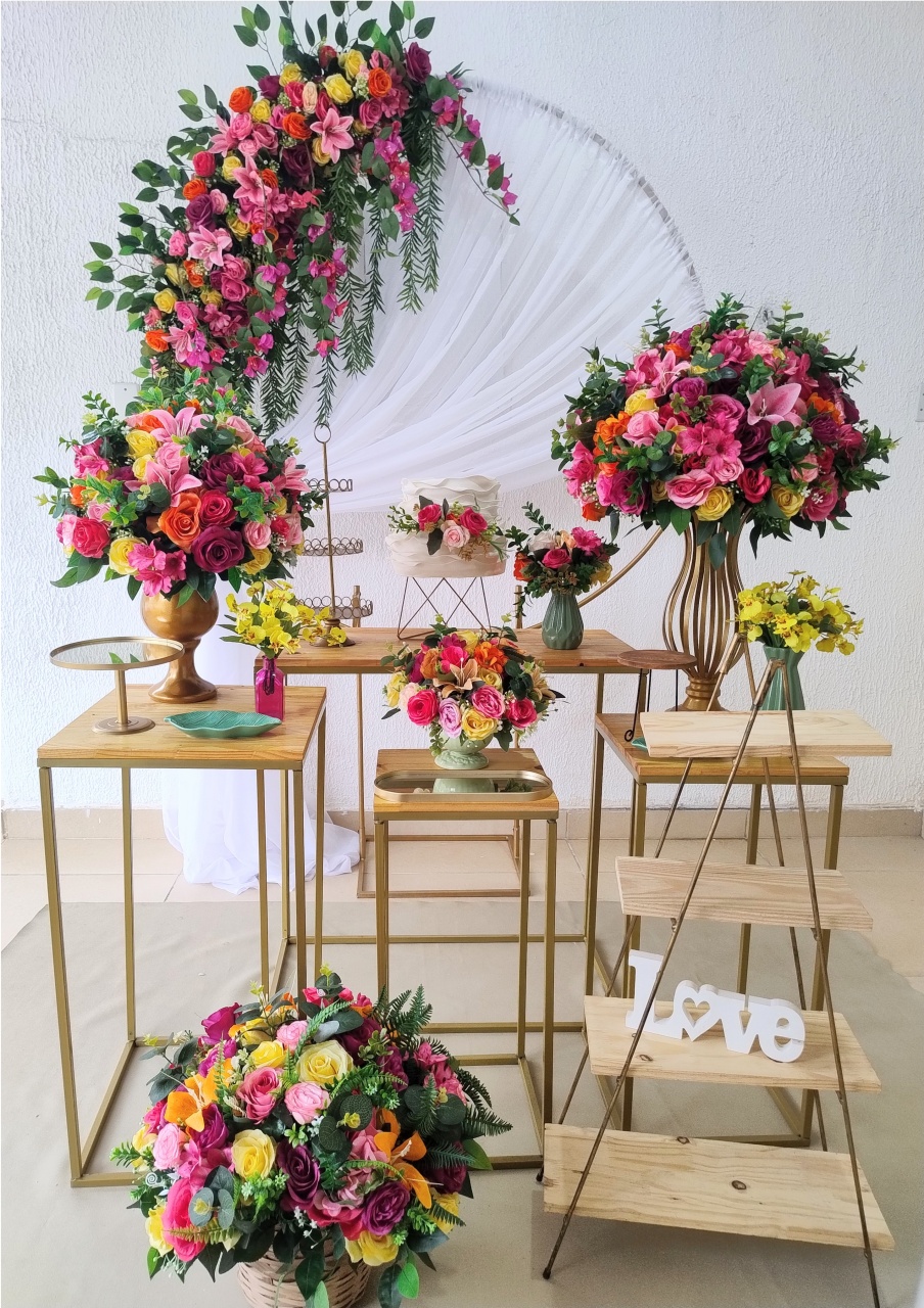 Kit Pegue E Monte Intimista Rústico Romântico Floral Pink, Laranja E Amarelo Com 4 Mesas Quadrada de Madeira Com Escadinha Para Noivado Casamento Bodas - Neide Locações pegue e Monte 