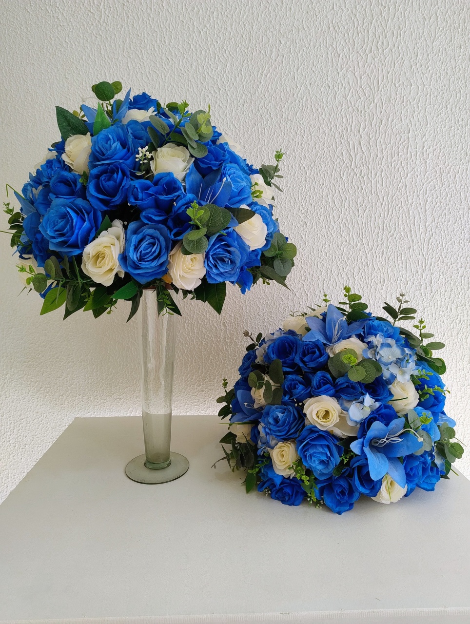 Arranjo Permqnente Floral Rosas Azul E Branco Com Folhagens - Neide Locações pegue e Monte 