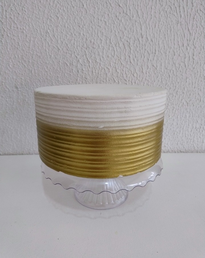 Bolo Cenográfico Elegante Branco Com Dourado - Neide Locações pegue e Monte 