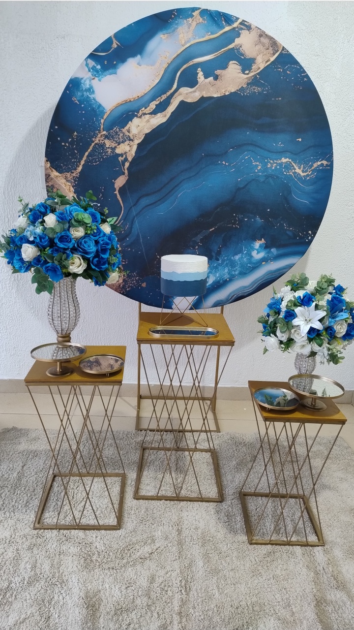 Kit Pegue E Monte Unissex Intimista Efeito Mármore Azul E Dourado Com Com Trio de Mesa Metálica Trançada Dourada - Neide Locações pegue e Monte 