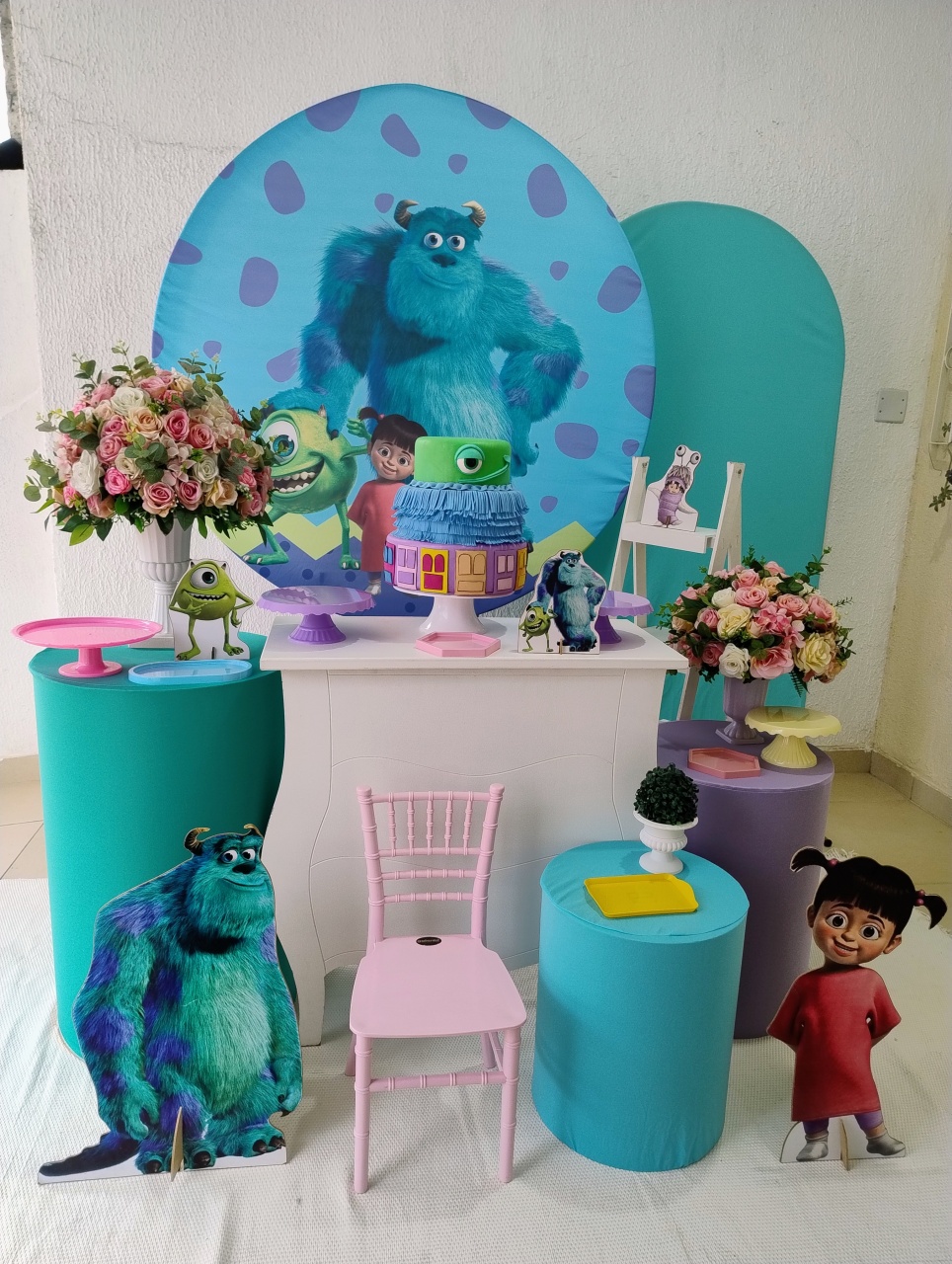 Kit Pegue E Monte Monstros S A Com Cadeira Decorativa - Luxo - Neide Locações pegue e Monte 