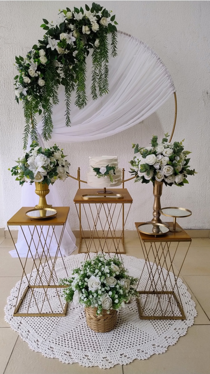 Kit Pegue E Monte Intimista Romântico Floral Branco Para Noivado, Casamento, Enlace, Bodas Com Mesa Metálica Trançada Dourada - Neide Locações pegue e Monte 