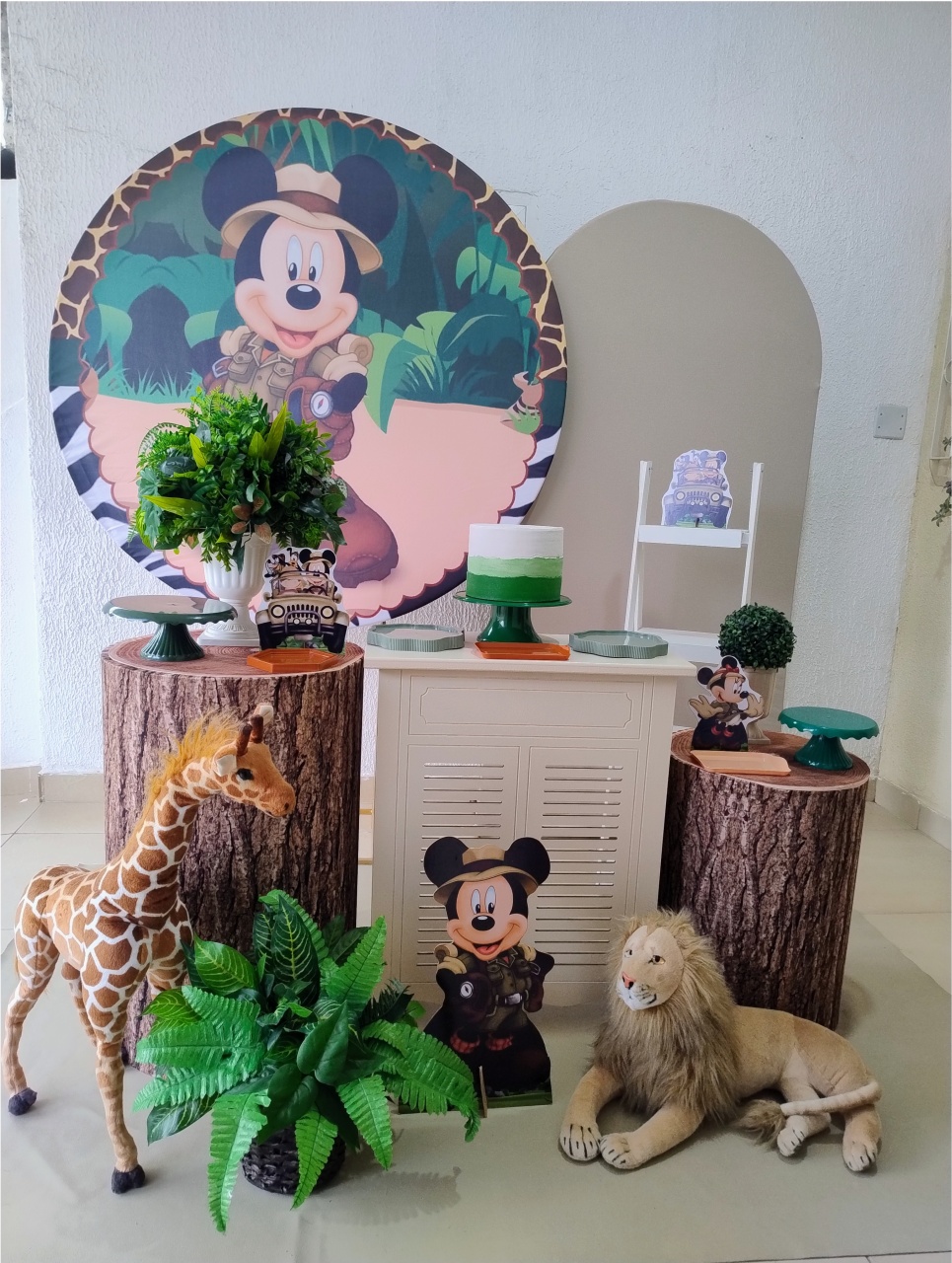 Kit Pegue E Monte Mickey Safari Com Display E Pelúcias Versão Tronco - Luxo - Neide Locações pegue e Monte 