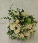 Buquê de Noiva Com Flores Artificiais Composto Por Rosas Brancas (Tom Marfim/Off-White) Para Cerimônias de Casamento - imagem 2