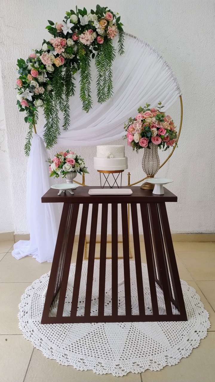 Kit Pegue E Monte Vintage Romântico Floral Rosa E Creme Com Mesa de Madeira Ripada Rústica Para Noivado Casamento Bodas - Neide Locações pegue e Monte 