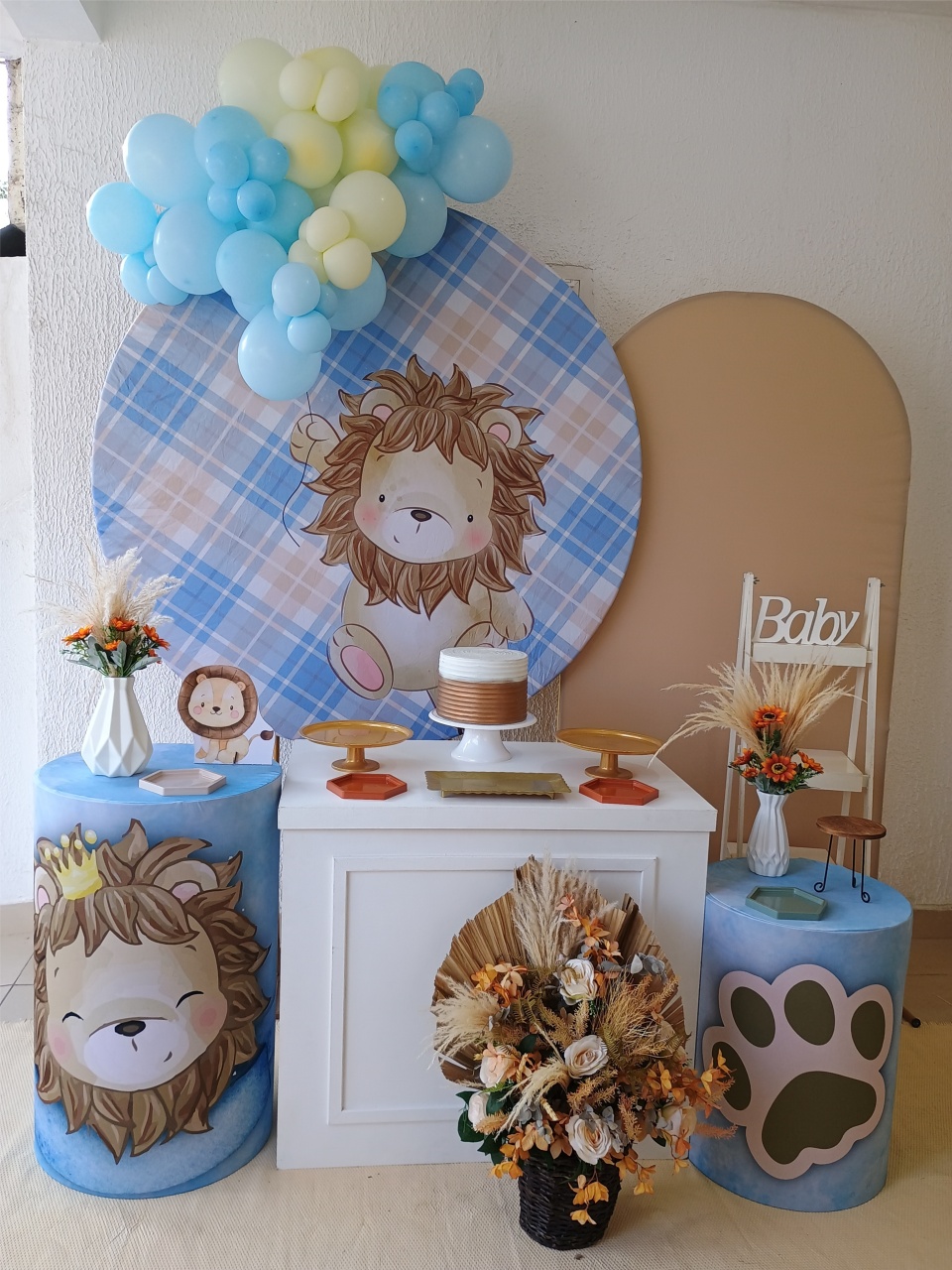 Kit Pegue E Monte Chá de Bebê Menino Leão Xadrez Com Mini Arco de Balões - Luxo - Neide Locações pegue e Monte 