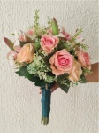 Buquê de Noiva Com Flores Artificiais Composto Por Rosas E Lírios Rosa Para Cerimônias de Casamento - imagem 4