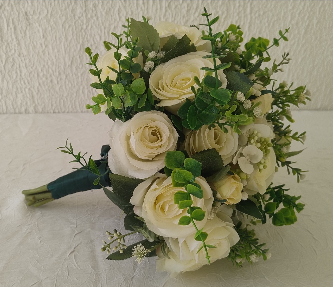 Buquê de Noiva Com Flores Artificiais Composto Por Rosas Brancas (Tom Marfim/Off-White) Para Cerimônias de Casamento - Neide Locações pegue e Monte 
