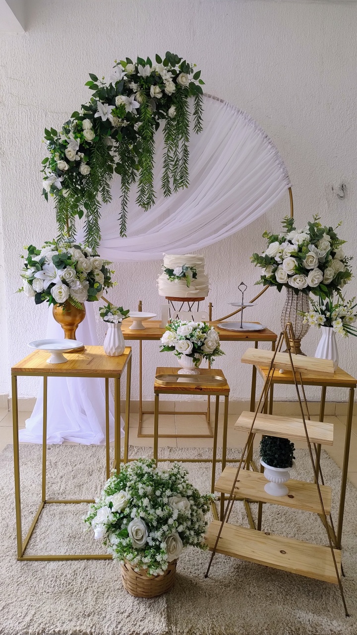 Kit Pegue E Monte Romântico Noivado Casamento Bodas Floral Branco Com Mesa Quadrada de Madeira Rústica E Escadinha - Neide Locações pegue e Monte 