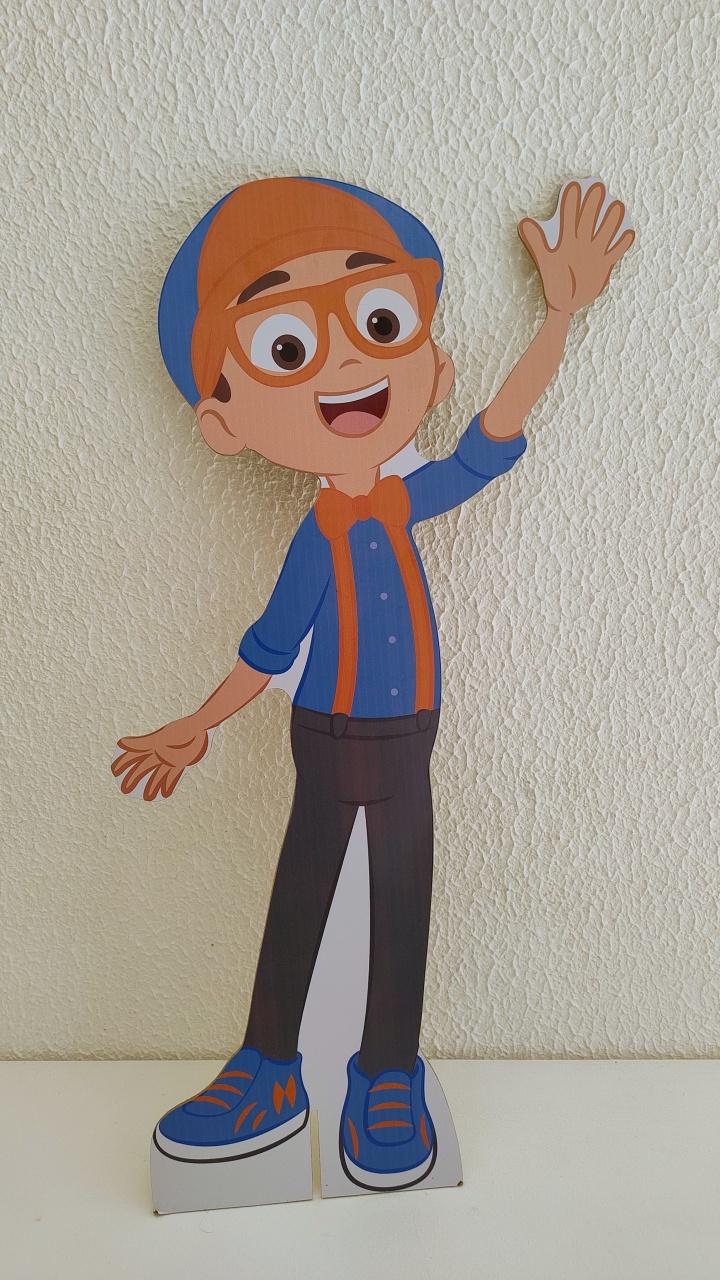 Displays de Chão E de Mesa Blippi - Neide Locações pegue e Monte 