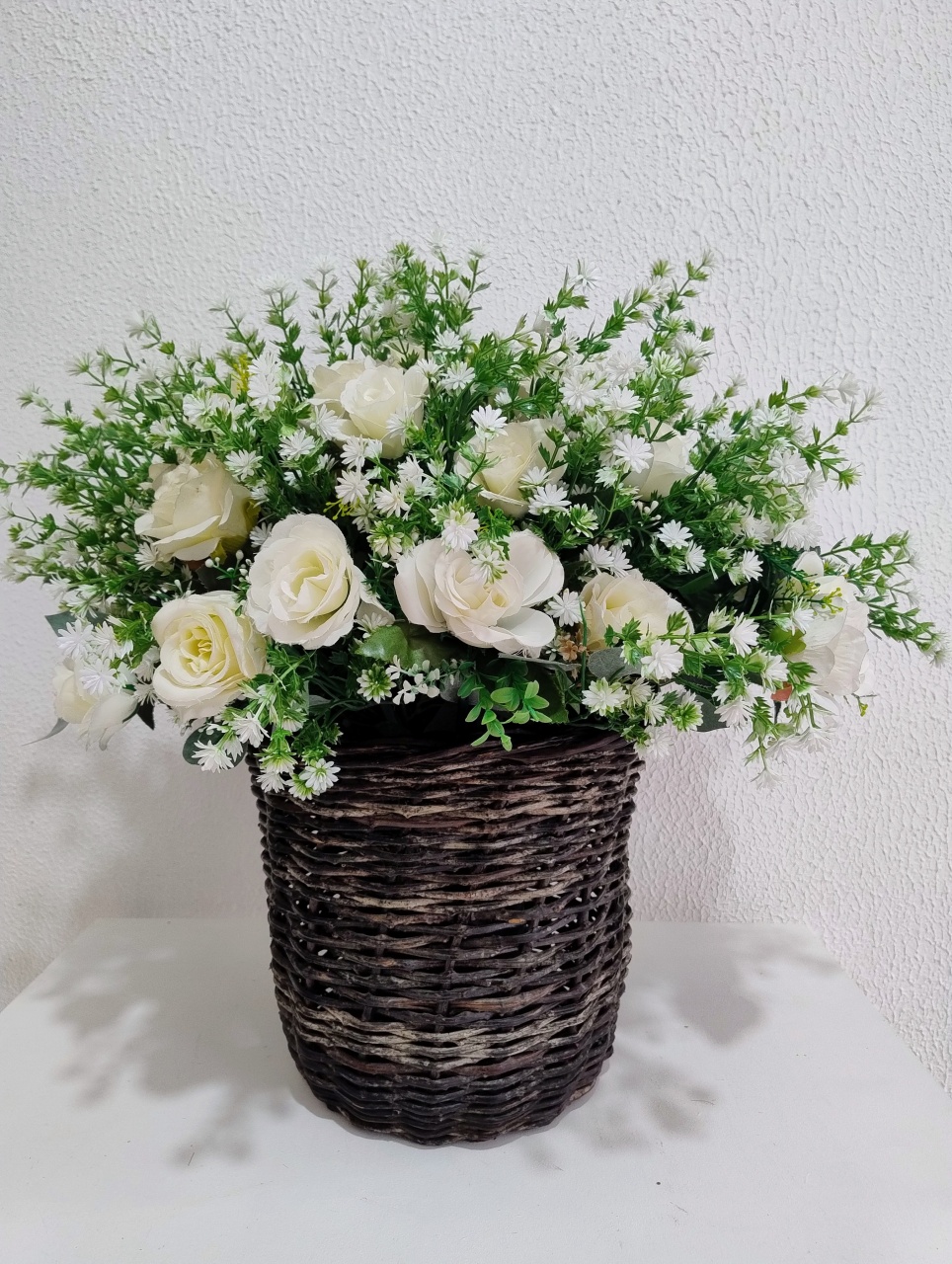 Cesto Permanente de Flores Artificiais Brancas - Neide Locações pegue e Monte 