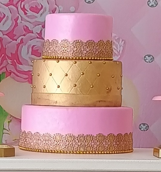 Bolo Cenográfico Elegante Rosa / Dourado - Neide Locações pegue e Monte 