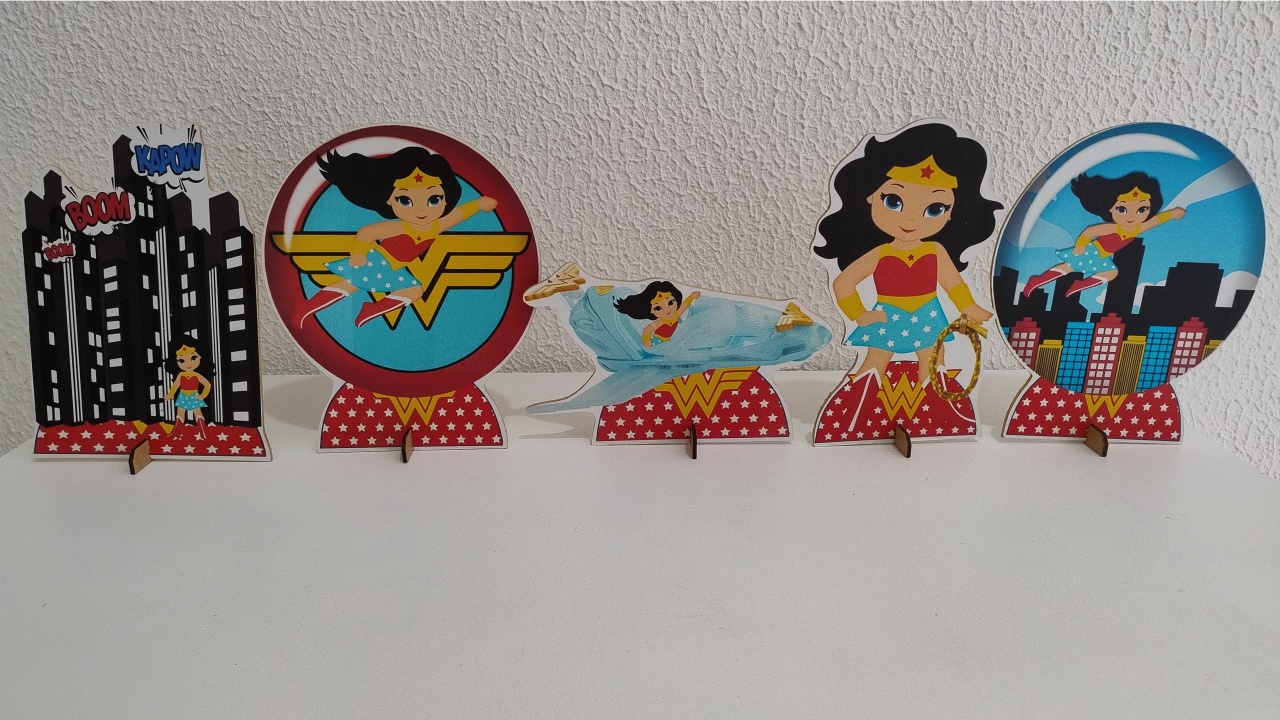 Displays de Mesa Mulher Maravilha - Neide Locações pegue e Monte 