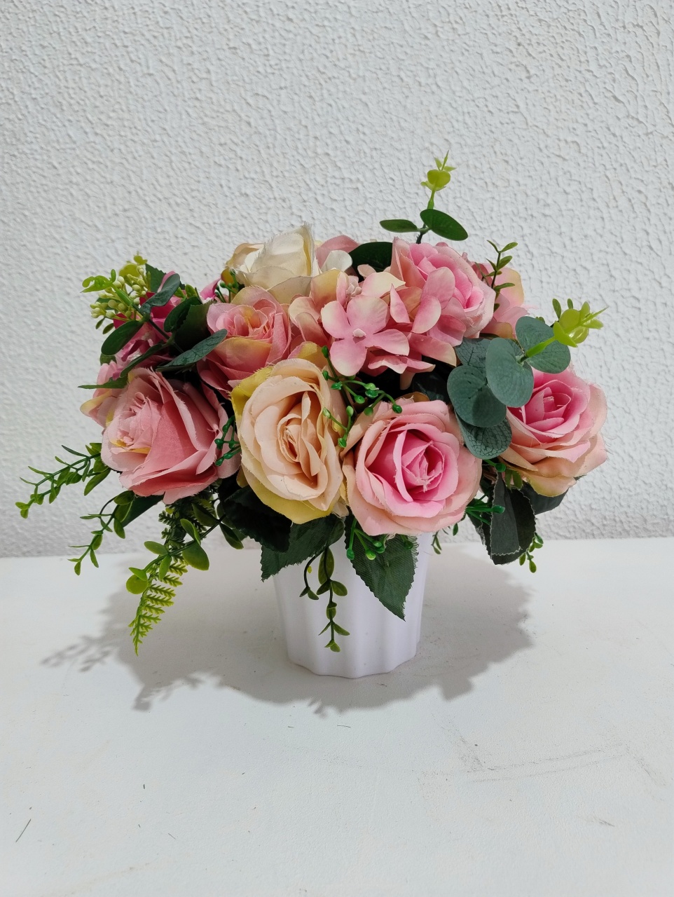 Centro de Mesa Em Vaso de Acrílico Com Flores Permanentes Rosa E Branco - Neide Locações pegue e Monte 