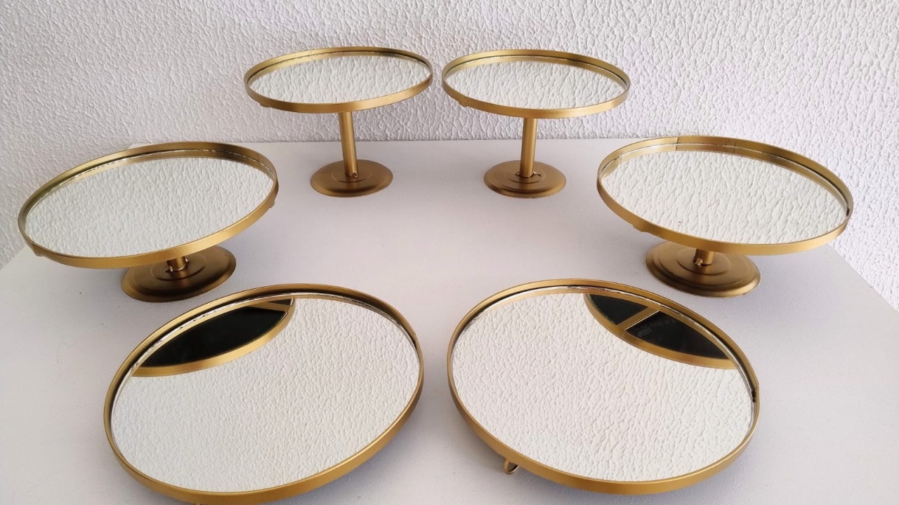 Kit Com 6 Suporte de Doces Espelhado 2 P, 2 M, 2 G Ferro Dourado - Neide Locações pegue e Monte 