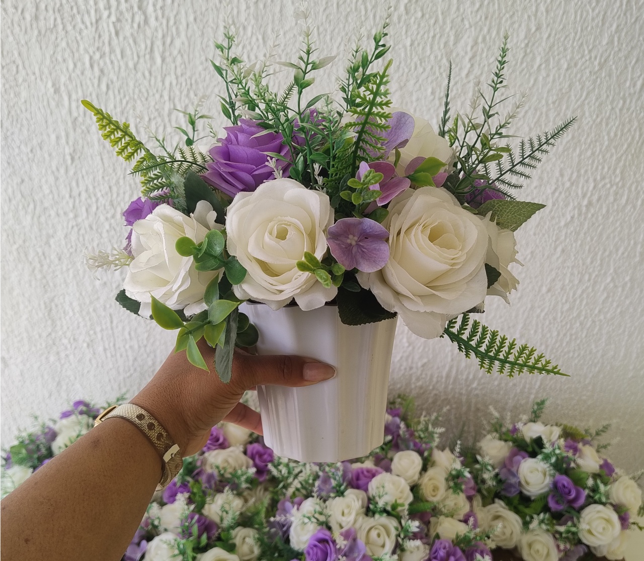 Centro de Mesa de Flores Artificiais Composto Por Rosas Brancas E Lilás E Folhagens Verdes Para Mesa de Convidados - Neide Locações pegue e Monte 