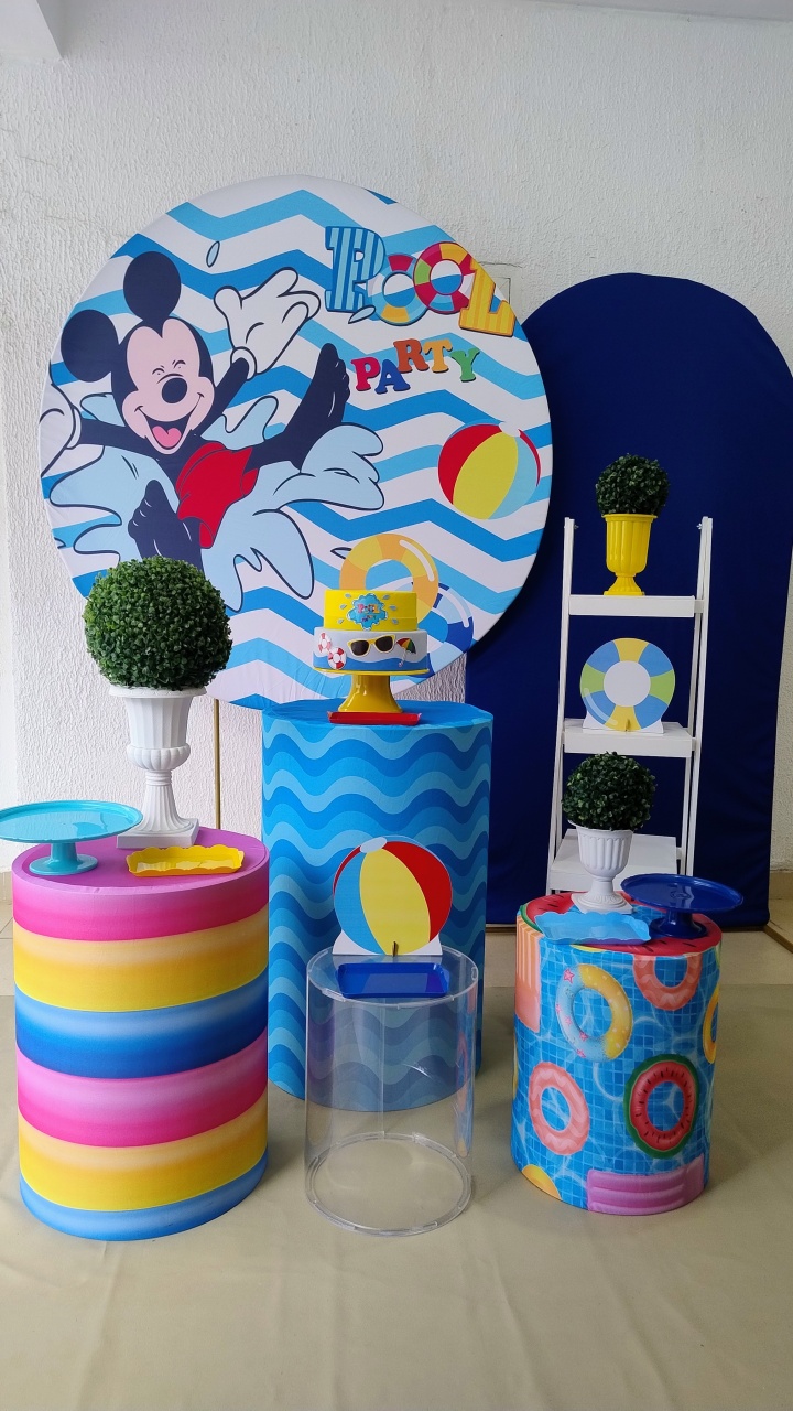 Kit Pegue E Monte Mickey Pool Party Com Cubo de Acrílico, Painel Romano E Escadinha - Clássico - Neide Locações pegue e Monte 