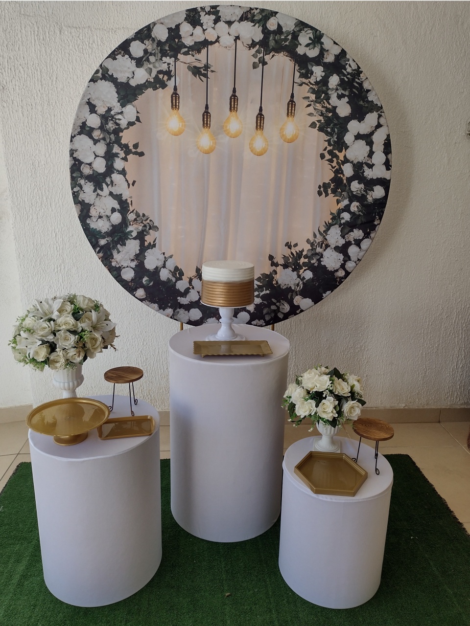 Kit Pegue E Monte Floral Romântico Branco Para Noivado Casamento Bodas Com Cilindro Capa Branca - Clássico - Neide Locações pegue e Monte 