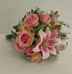 Buquê de Noiva Com Flores Artificiais Composto Por Rosas E Lírios Rosa Para Cerimônias de Casamento - imagem 2