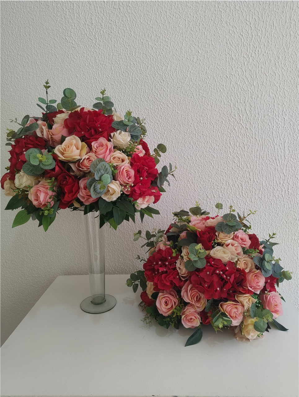 Arranjo Permanente de Flores Artificiais Tamanho P Composto Por Rosas Cor de Rosas, Hortênsias Marsala E Eucaliptos Com Folhagens Verdes - Neide Locações pegue e Monte 