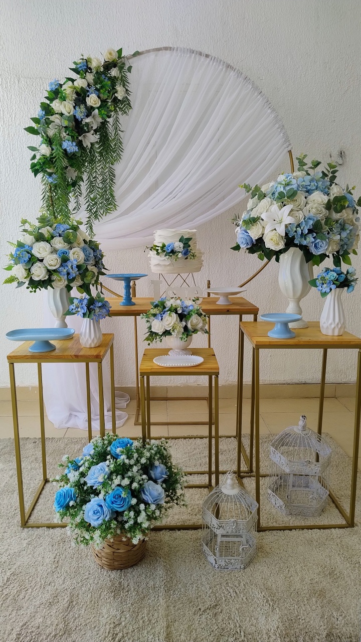 Kit Pegue E Monte Romântico Noivado Casamento Bodas Floral Branco E Azul Serenity Com Mesa Quadrada de Madeira Rústica - Neide Locações pegue e Monte 