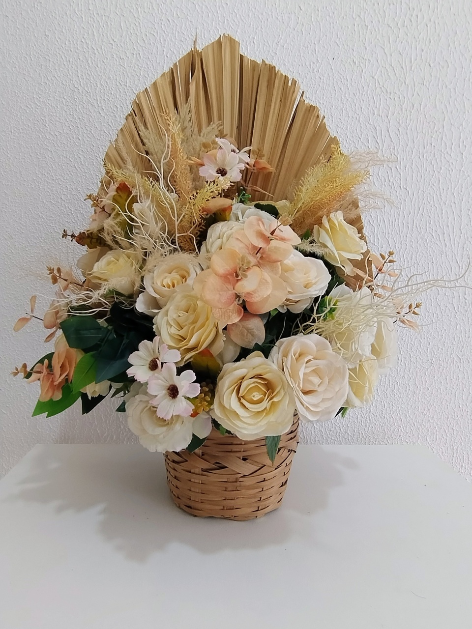 Cesto de Flores Permanentes Em Tons Neutros: Creme, Bege, Palha E Rosé Suave - Neide Locações pegue e Monte 