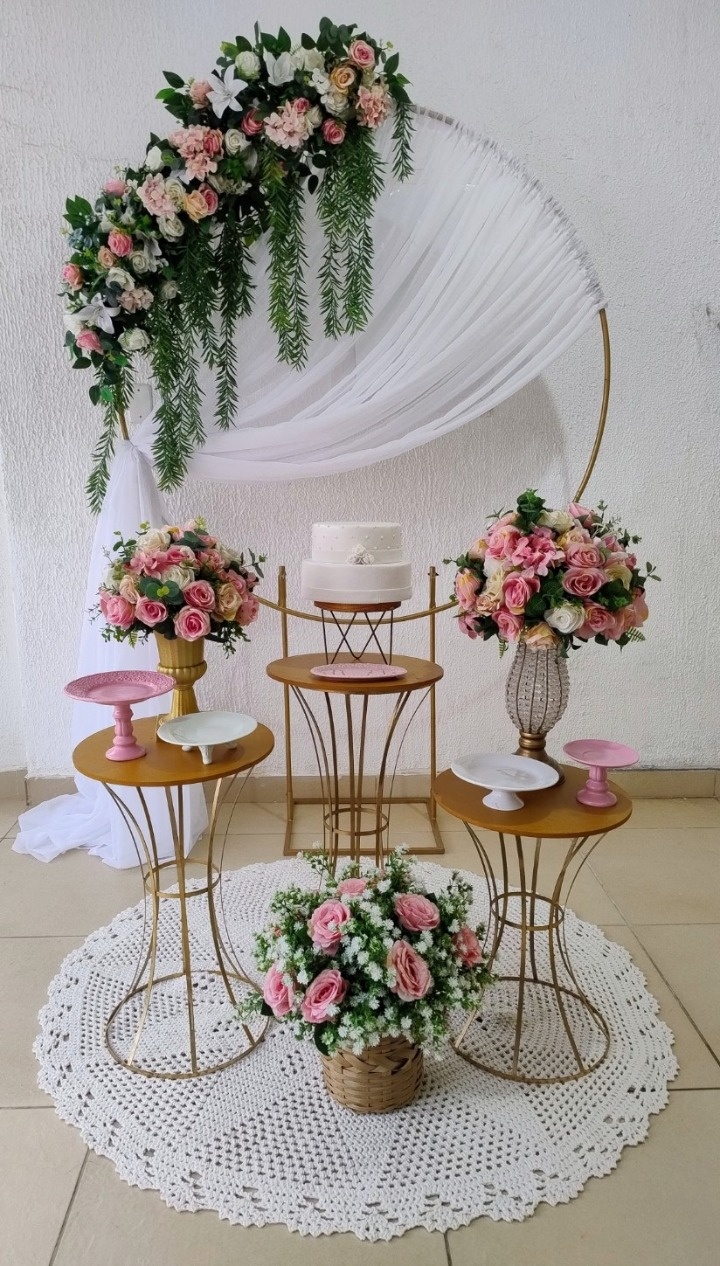 Kit Pegue E Monte Romântico Com Florais Rosa, Trio de Mesa Dourada Redonda Para Bodas, Casamento E Noivado - Neide Locações pegue e Monte 