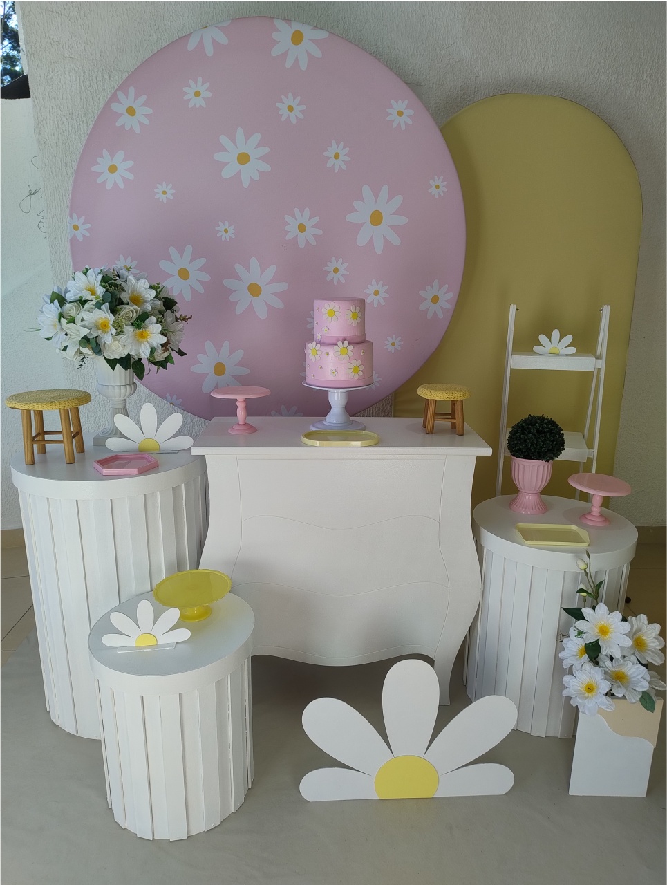 Kit Pegue E Monte Margaridas Com Clilindros Ripados E Painel Romano Amarelo - Luxo - Neide Locações pegue e Monte 