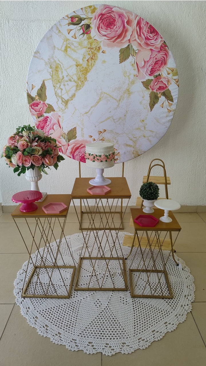 Kit Pegue E Monte Feminino Floral Com Escadinha Para Lembrancinhas, Display E Trio de Mesa Metálica Trançada Dourada - Neide Locações pegue e Monte 