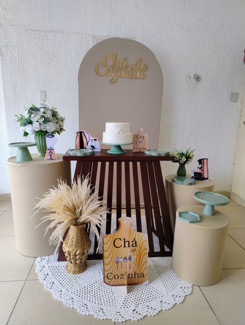 Kit Pegue E Monte Chá de Cozinha, Chá de Casa Nova Bege E Verde Eucalipto Com Mesa Ripada - Neide Locações pegue e Monte 