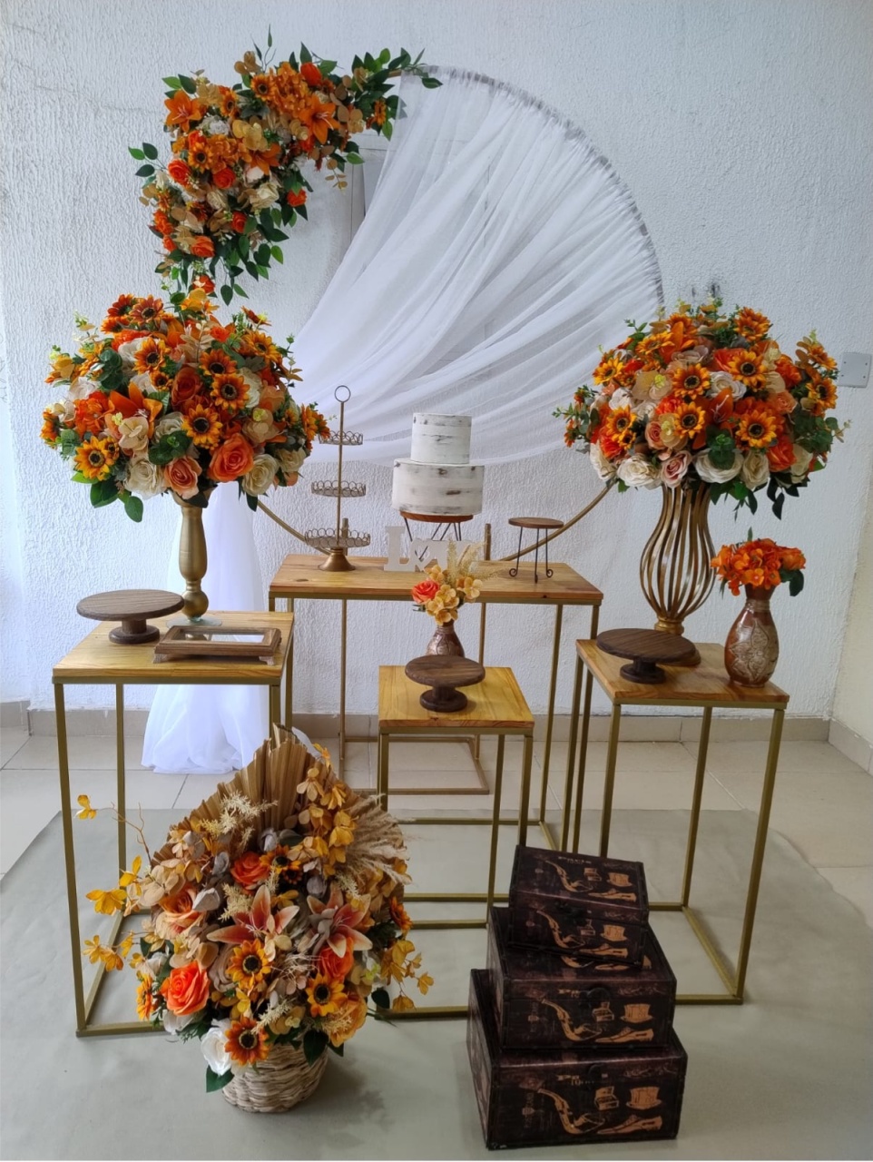 Kit Pegue E Monte Intimista Rústico Romântico Floral Terracota Com 4 Mesas Quadrada de Madeira Rústica Para Noivado Casamento Bodas - Neide Locações pegue e Monte 