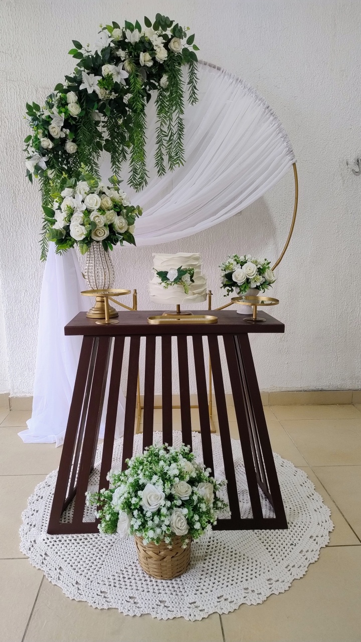 Kit Pegue E Monte Vintage Romântico Floral Branca Com Mesa de Madeira Ripada Rustica Para Noivado Casamento Bodas - Neide Locações pegue e Monte 
