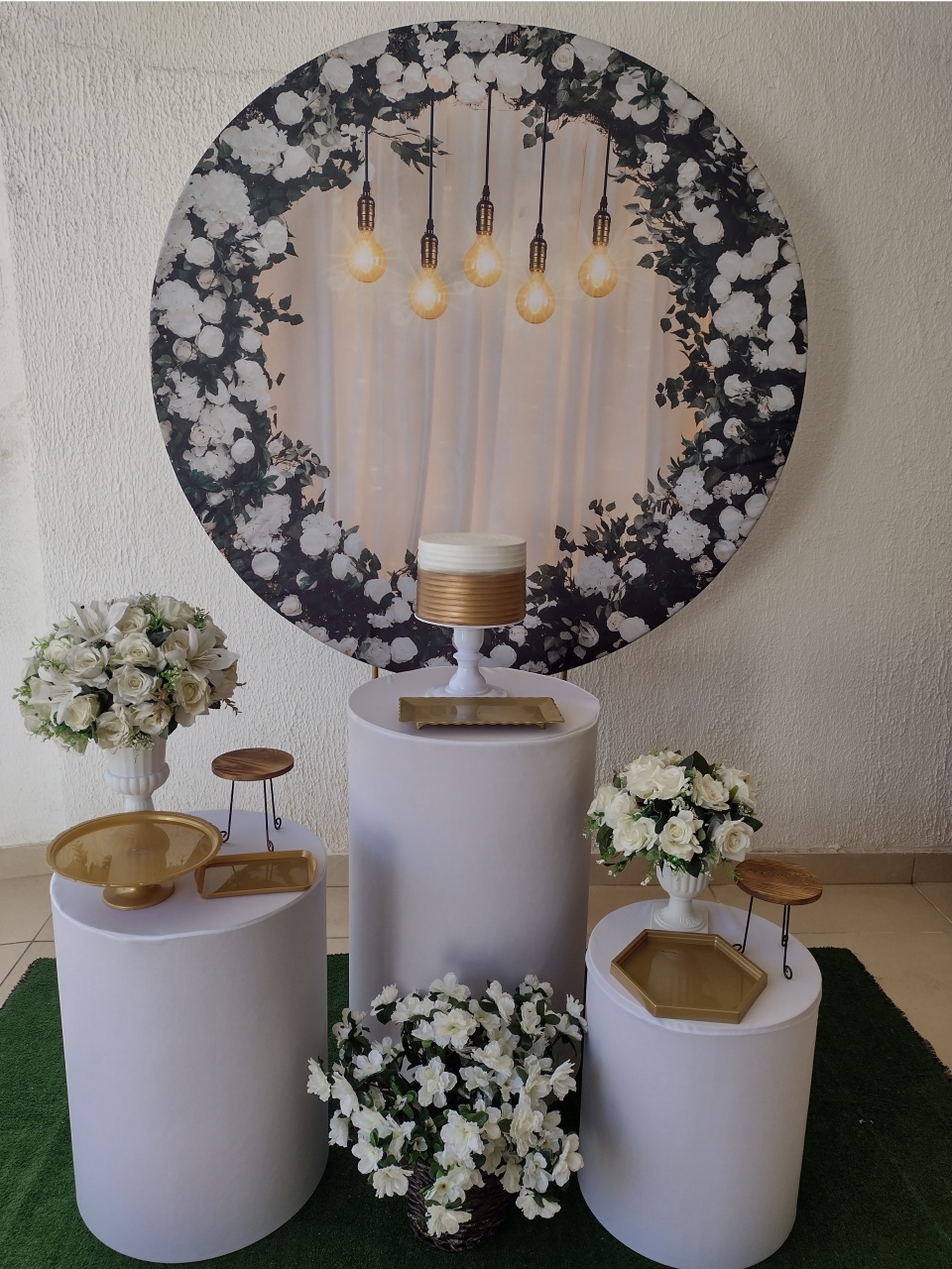 Kit Pegue E Monte Floral Romântico Branco Para Noivado Casamento Bodas Com Cachepô de Chão E Cilindro Capa Branca - Clássico - Neide Locações pegue e Monte 