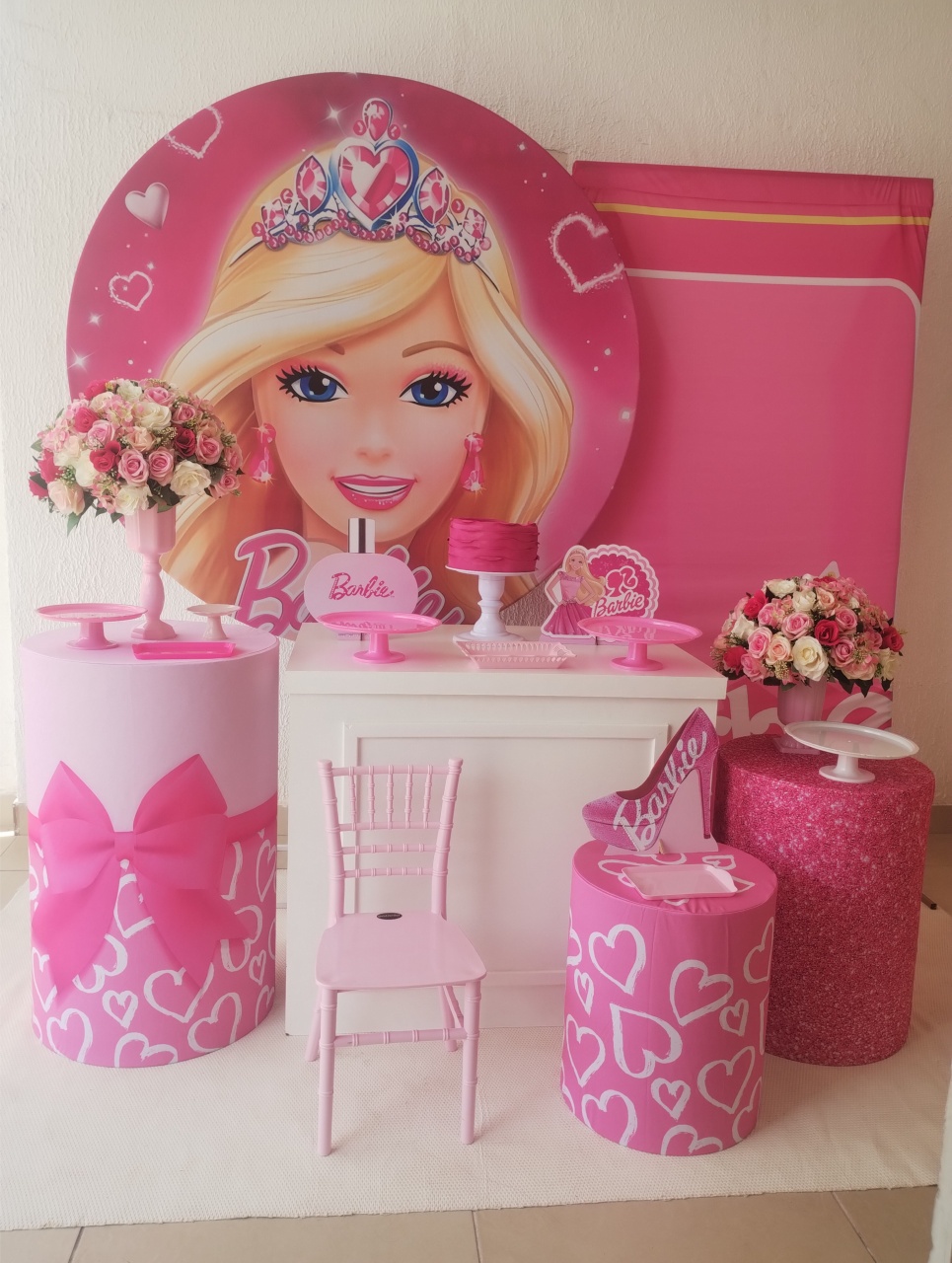 Kit Pegue E Monte Boneca Barbie Com Displays E Cadeira Cenográfica - Luxo - Neide Locações pegue e Monte 