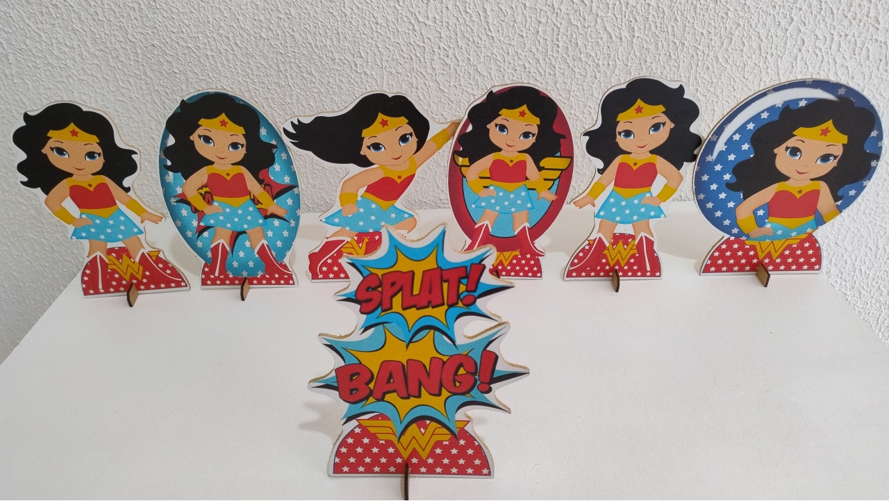 Displays de Mesa Mulher Maravilha Sons Em Histórias Em Quadrinhos - Neide Locações pegue e Monte 