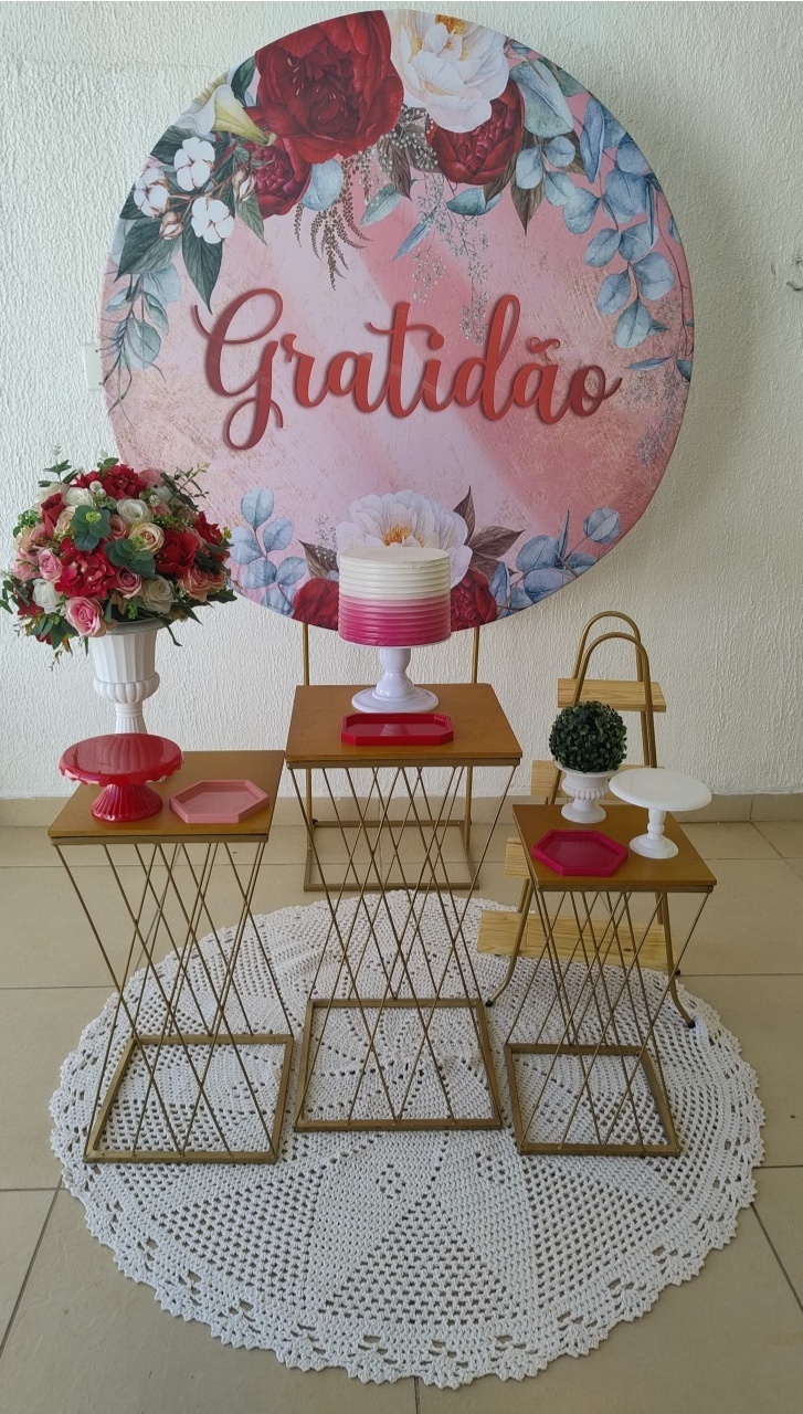 Kit Pegue E Monte Gratidão Marsala Com Escadinha Para Lembrancinhas, Display E Trio de Mesa Metálica Trançada Dourada - Neide Locações pegue e Monte 
