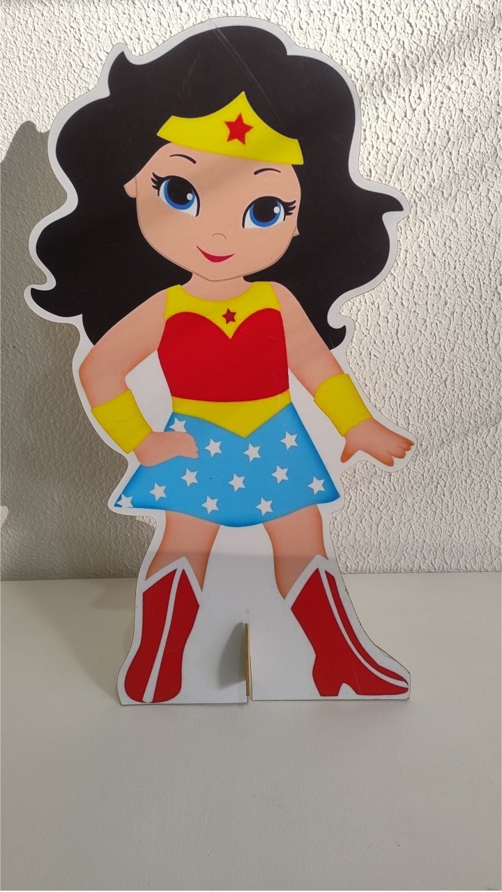 Display de Chão Mulher Maravilha - Neide Locações pegue e Monte 