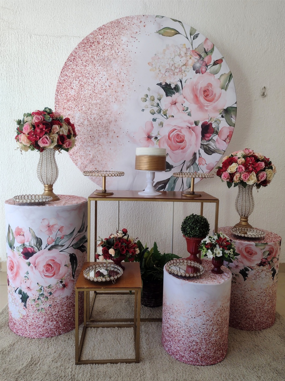 Kit Pegue E Monte Comemorações Feminino Adulto Floral Rosas Glitter Com Mesas Quadradas E Itens Em Pedrarias - Clássico - Neide Locações pegue e Monte 