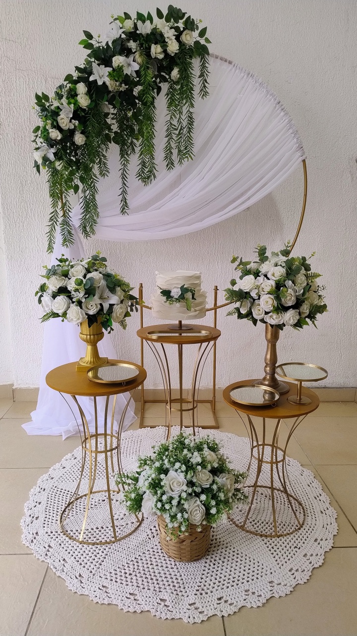 Kit Pegue E Monte Romântico Com Florais Brancos, Trio de Mesa Dourada Redonda Para Bodas, Casamento E Noivado - Neide Locações pegue e Monte 