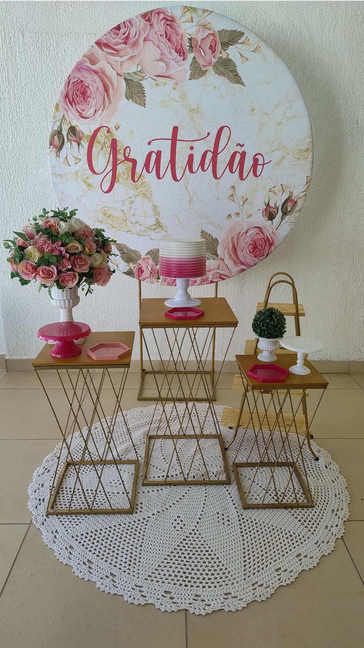 Kit Pegue E Monte Comemorações Feminino Adulto Floral Gratidão Pink Com Trio de Mesa Metálica Trançada Dourada - Neide Locações pegue e Monte 