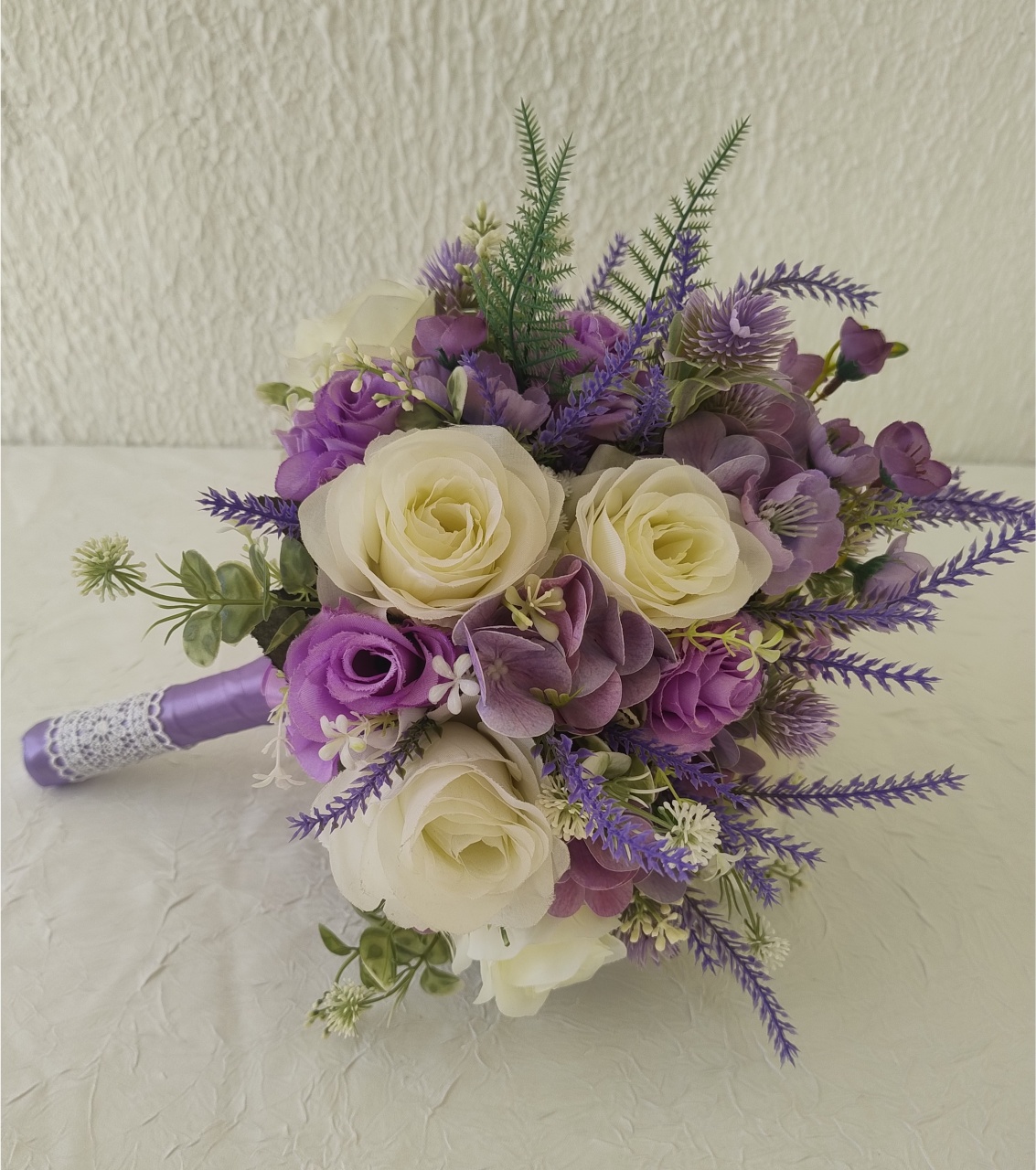 Buquê de Noiva Com Flores Artificiais Composto Por Rosas E Lavandas Lilás Roxo Intenso E Violeta Para Cerimônias de Casamento - Neide Locações pegue e Monte 