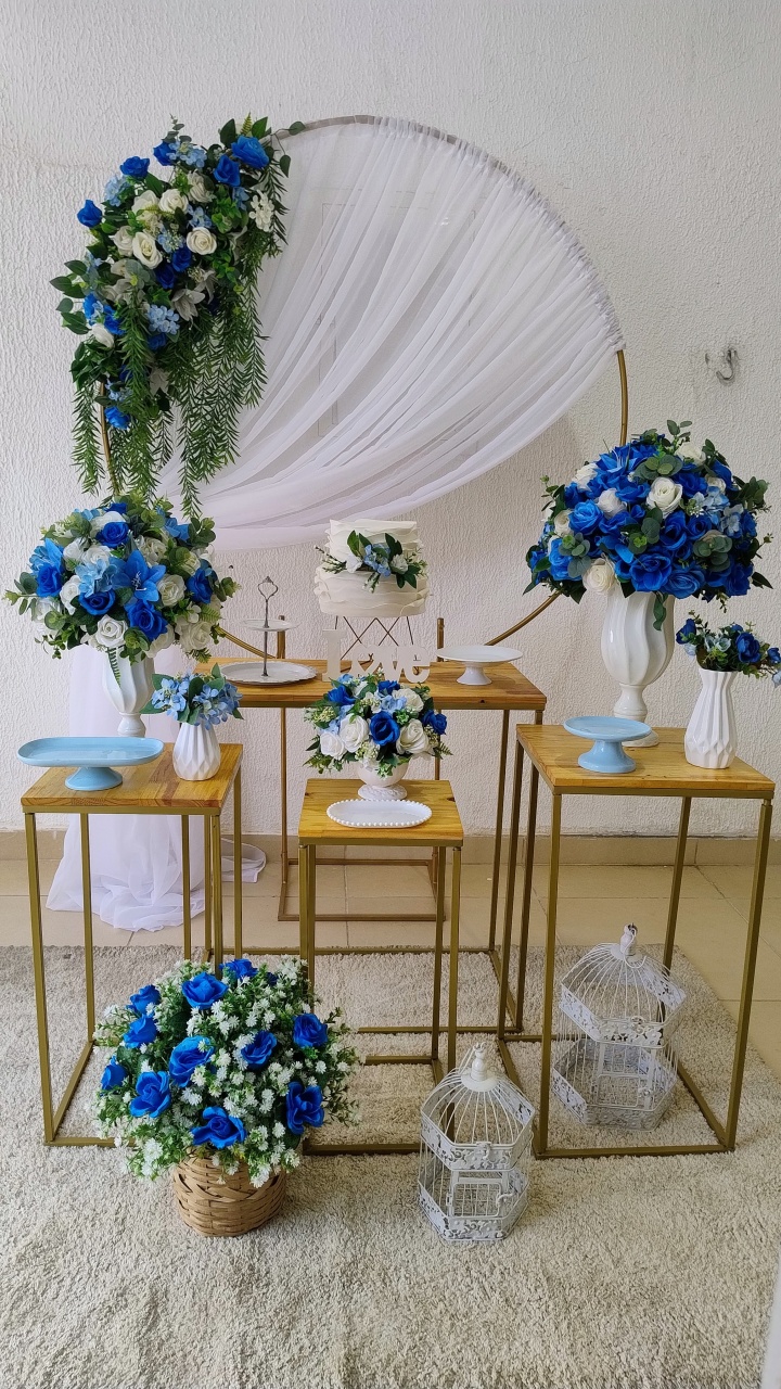Kit Pegue E Monte Romântico Noivado Casamento Bodas Floral Branco E Azul Royal Com Mesa Quadrada de Madeira Rústica - Neide Locações pegue e Monte 