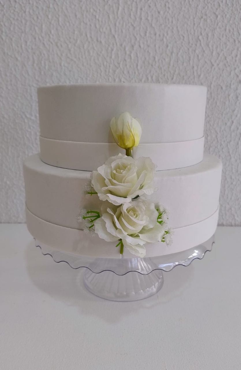 Bolo Cenográfico Noivado Casamento Bodas Branco Floral  - Neide Locações pegue e Monte 