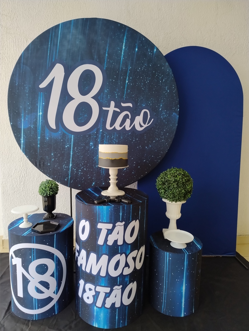 Kit Pegue E Monte Masculino Adulto Dezoitão 18 Anos Com Painel Romano Azul - Clássico - Neide Locações pegue e Monte 