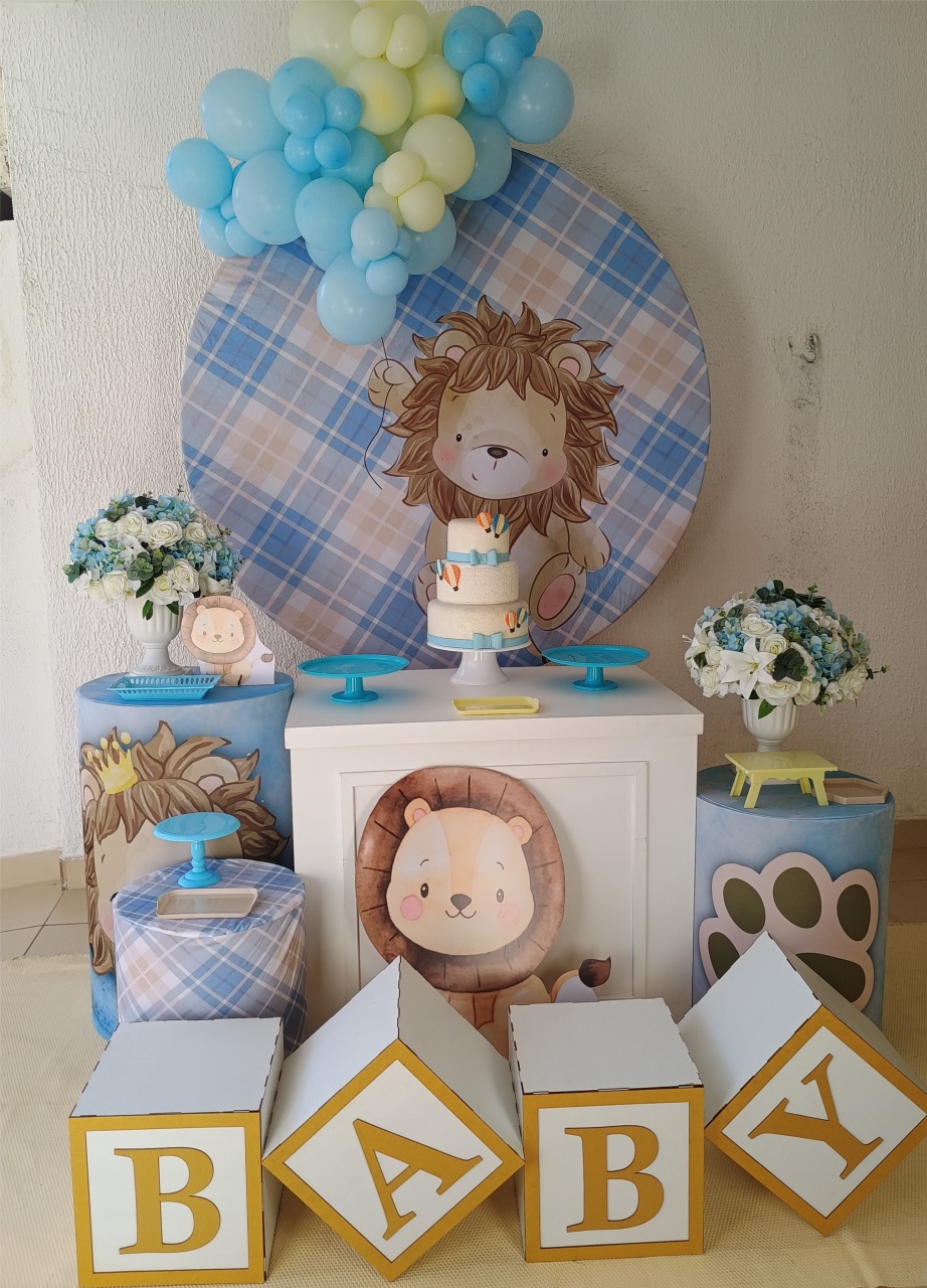 Kit Pegue E Monte Chá de Bebê Menino Leão Xadrez Com Balões Com Cubo Baby E Displays- Premium - Neide Locações pegue e Monte 