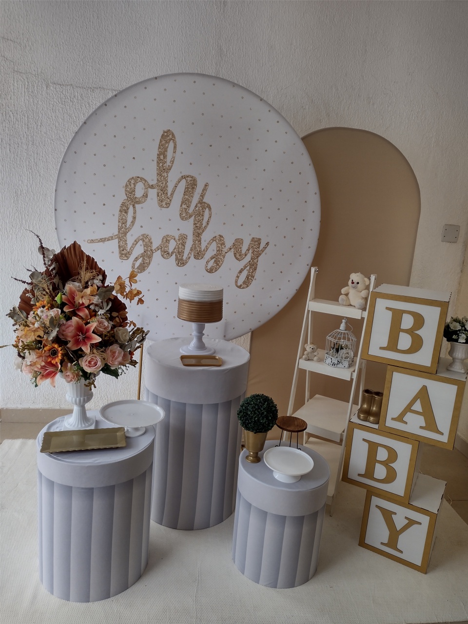 Kit Pegue E Monte Chá de Bebê Ou Chá Revelação Oh Baby Tom Neutro Com Painel Romano, Escadinha E Cubo Baby - Clássico - Neide Locações pegue e Monte 