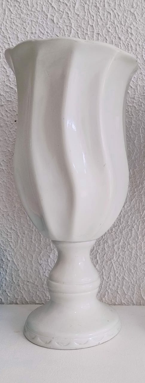 Vaso Torcido Porcelana Cerâmica Branco - Neide Locações pegue e Monte 